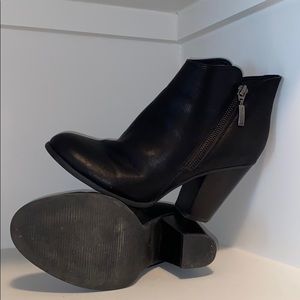 Black heeled booties !